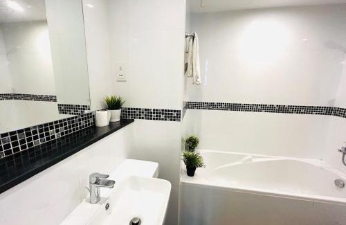 Manama Apartamento | Ocean view two bedroom and ahalf Luxury apartment