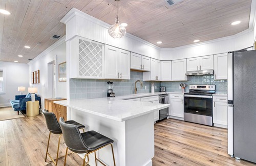 East End Apartamento | Ocean-view 2 bed 1 bath near island center on beautiful Saint George Island