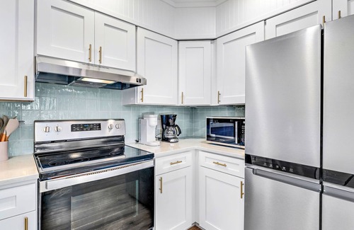 East End Apartamento | Ocean-view 2 bed 1 bath near island center on beautiful Saint George Island