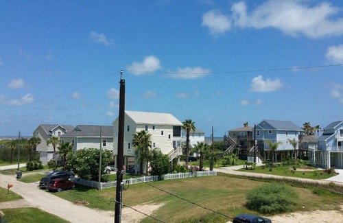 Galveston Casa | --OCEAN VIEWS ---3-MINUTE-WALK TO THE BEACH ---Near MOODY GARDENS -Schlitter Bahn -Pleasure Pier -Fishing Pier