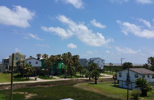 Galveston Casa | --OCEAN VIEWS ---3-MINUTE-WALK TO THE BEACH ---Near MOODY GARDENS -Schlitter Bahn -Pleasure Pier -Fishing Pier