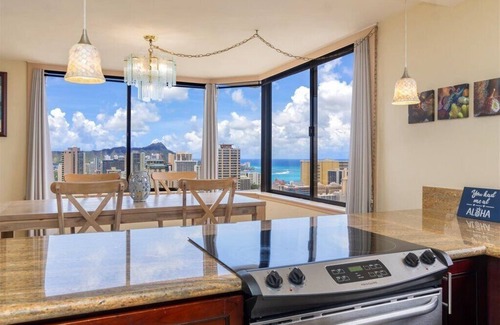 McCully - Moiliili Apartamento | Actualizado!** cerca de la playa ** vistas al mar / amanecer / atardecer / Diamond Head! Ático..