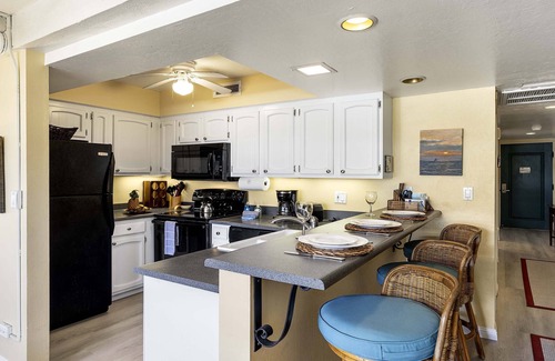Kailua-Kona Condominio | Vistas al mar | Redecorado | AC | A partir de $ 99 / n