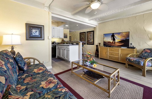 Kailua-Kona Condominio | Vistas al mar | Redecorado | AC | A partir de $ 99 / n