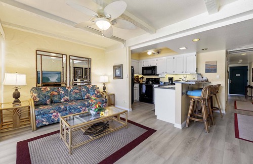 Kailua-Kona Condominio | Vistas al mar | Redecorado | AC | A partir de $ 99 / n