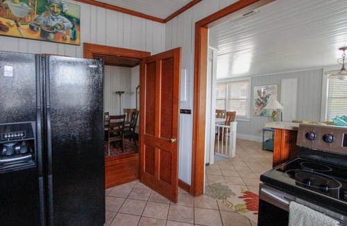 Isle of Palms Casa | ¡Pasos de acceso a la playa desde la terraza y vistas al mar desde toda la casa!