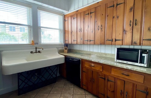 Isle of Palms Casa | ¡Pasos de acceso a la playa desde la terraza y vistas al mar desde toda la casa!