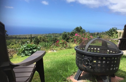 Papa Cabaña | Vistas al mar desde la cabaña privada Lanai de 1 habitación / 1 baño en una granja de café 100% Kona.