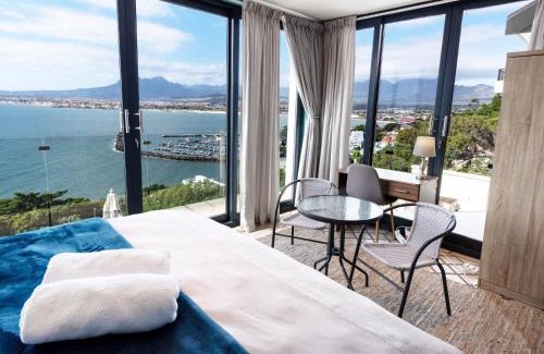 Mountainside Apartamento | 'Ocean Views', Modern, Spacious Home, 3 En-suite Bedrooms