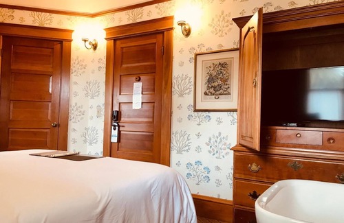 Pacific Grove Hotel | OCEAN VIEWS, ROMANTIC QUEEN BEDROOM