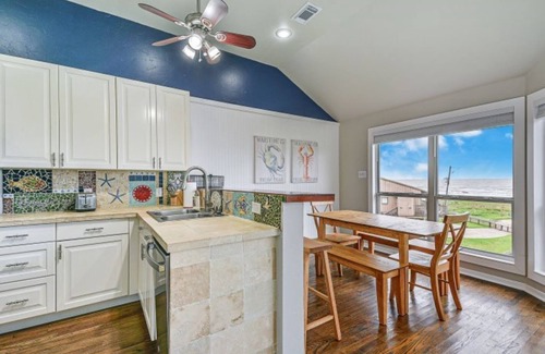 Galveston Casa | OCEAN VIEWS! Steps away from the sand! Arcade/Newly Remodeled!