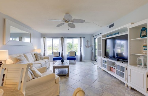 Fort Pierce Apartamento | Ocean Village Condo 3 Pools, Hot Tub and Beach