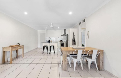 Cairns North Casa | Oceanbreeze Apartment in Cairns North