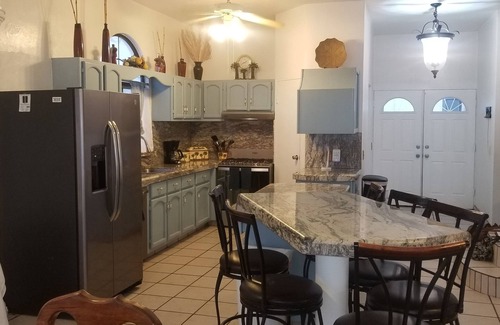 Puerto Peñasco Casa | 11 hab. 4 son Casita Apartments. 5 cocinas. Se alquila como un dormitorio de 5 o hasta 11
