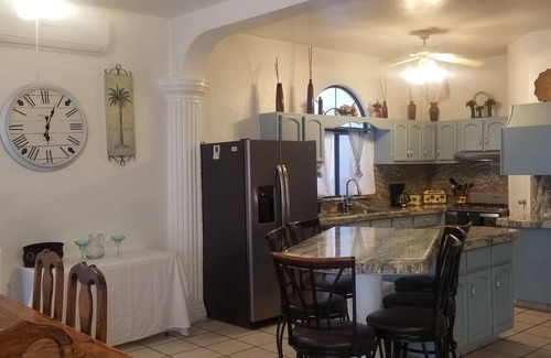 Puerto Peñasco Casa | 11 hab. 4 son Casita Apartments. 5 cocinas. Se alquila como un dormitorio de 5 o hasta 11