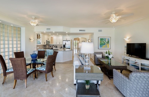 Grace Bay Condominio | Recientemente remodelada suite de 2 dormitorios frente al mar en Grace Bay en Villa Renaissance