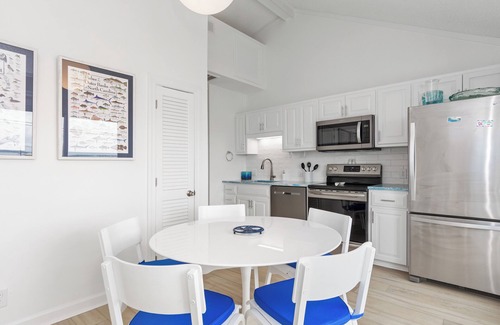 Emerald Isle Casa | Oceanfront 2 BR Duplex East w/Stunning Views, Sundeck, Balconies & Easy Beach