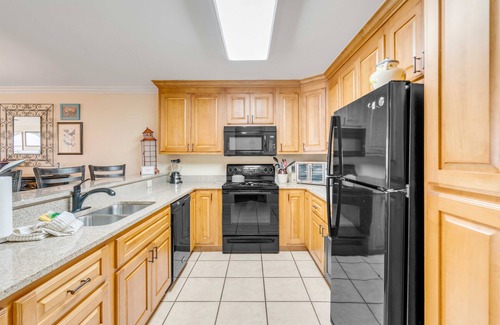 Isle of Palms Condominio | Oceanfront 2BR, 2BA Condo in Wild Dunes! Community Pool! Great View Looking at the Atlantic Ocean!