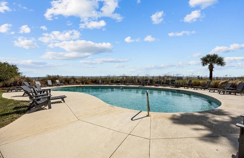 Isle of Palms Condominio | Oceanfront 2BR, 2BA Condo in Wild Dunes! Community Pool! Great View Looking at the Atlantic Ocean!