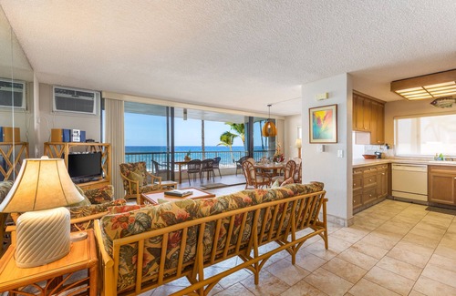 Historic Kailua Village Condominio | Unidad de esquina frente al mar en el segundo piso. ¡El más grande de dos dormitorios con capacidad para 5 en camas! D18