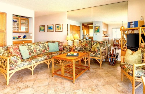 Historic Kailua Village Condominio | Unidad de esquina frente al mar en el segundo piso. ¡El más grande de dos dormitorios con capacidad para 5 en camas! D18