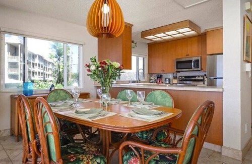 Historic Kailua Village Condominio | Unidad de esquina frente al mar en el segundo piso. ¡El más grande de dos dormitorios con capacidad para 5 en camas! D18