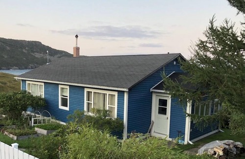 Newfoundland Casa | Oceanfront 3 bedroom Bungalow. in a beautiful cove just 1.5 hrs from St. John's.