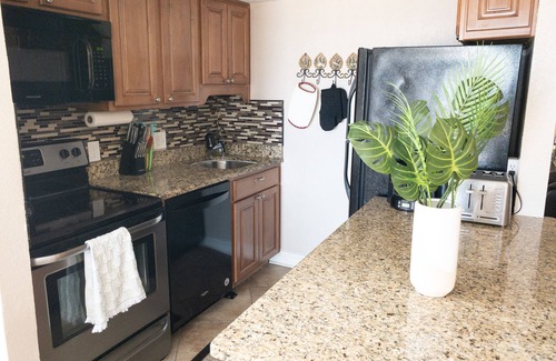 Northeast Virginia Beach Condominio | Oceanfront 3-BR boardwalk condo w indoor pool!