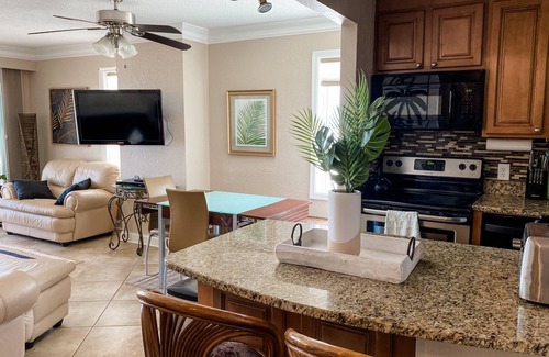 Northeast Virginia Beach Condominio | Oceanfront 3-BR boardwalk condo w indoor pool!