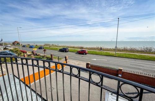 Holland-On-Sea Casa | Oceanfront 4BR Beach Retreat
