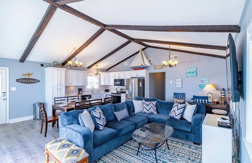 South Nags Head Casa | Oceanfront beach house just steps from the Atlantic in South Nags Head!