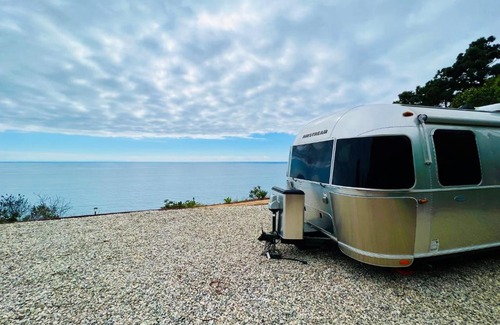 Eastern Malibu Casa | Oceanfront, Bluff-top, Luxury Caravan in Malibu
