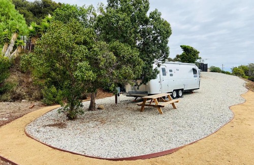 Eastern Malibu Casa | Oceanfront, Bluff-top, Luxury Caravan in Malibu