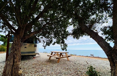 Eastern Malibu Casa | Oceanfront, Bluff-top, Luxury Caravan in Malibu