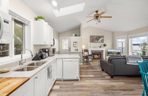 Sooke Cabina | Oceanfront Cabin with Hot Tub!