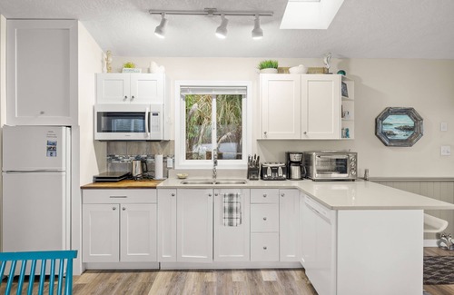 Sooke Cabina | Oceanfront Cabin with Hot Tub!
