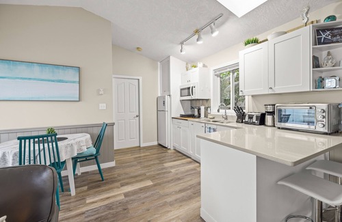 Sooke Cabina | Oceanfront Cabin with Hot Tub!