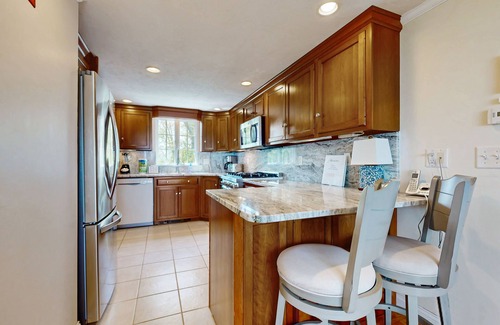 Plymouth Casa | Oceanfront charmer with deck, pergola, grill, full kitchen, telescope, & W/D