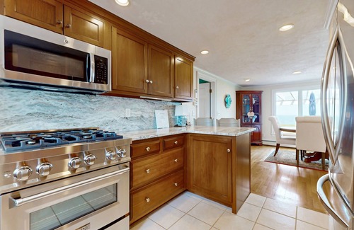 Plymouth Casa | Oceanfront charmer with deck, pergola, grill, full kitchen, telescope, & W/D