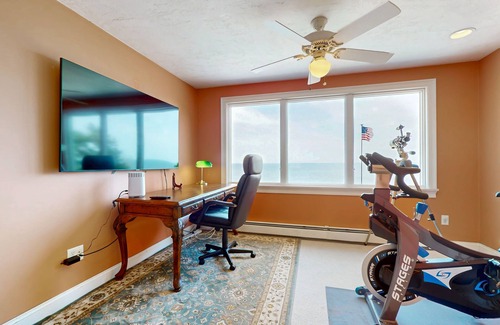Plymouth Casa | Oceanfront charmer with deck, pergola, grill, full kitchen, telescope, & W/D