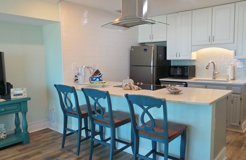 Emerald Isle Condominio | Oceanfront Comfort & Family Fun at Queens Court – Walk to Everything!
