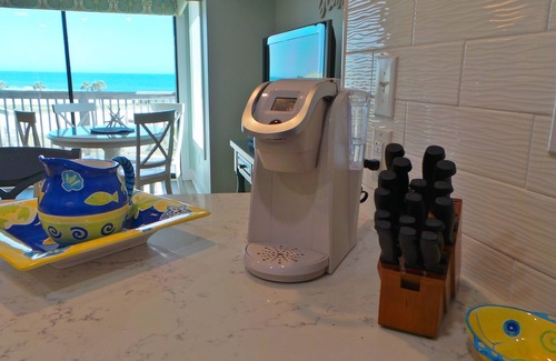 Emerald Isle Condominio | Oceanfront Comfort & Family Fun at Queens Court – Walk to Everything!