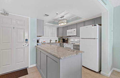 New Smyrna Beach Condominio | Oceanfront Condo at Oceania Beach Club - Pool, Balcony, Sleeps 6, Walk to Flagler Ave!