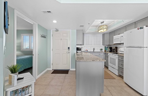 New Smyrna Beach Condominio | Oceanfront Condo at Oceania Beach Club - Pool, Balcony, Sleeps 6, Walk to Flagler Ave!