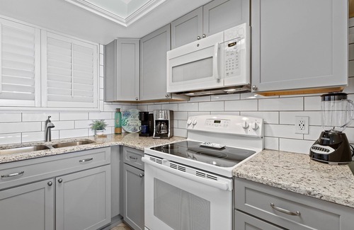 New Smyrna Beach Condominio | Oceanfront Condo at Oceania Beach Club - Pool, Balcony, Sleeps 6, Walk to Flagler Ave!