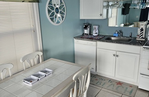 Myrtle Beach Complejo | Oceanfront condo incredible views enjoy breakfast on balcony! Window in bedroom