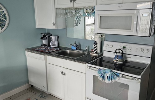 Myrtle Beach Complejo | Oceanfront condo incredible views enjoy breakfast on balcony! Window in bedroom