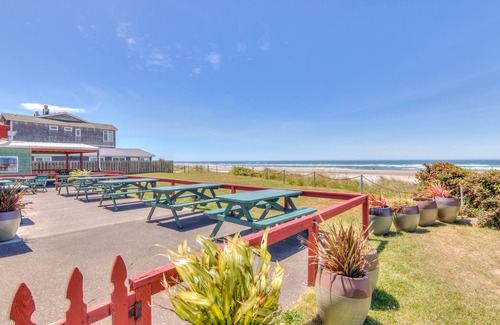 Rockaway Beach Condominio | Oceanfront Condo Gives You Access to the Sea and Rockaway Beach