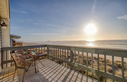 Rockaway Beach Condominio | Oceanfront Condo Gives You Access to the Sea and Rockaway Beach