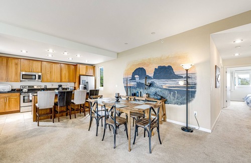 Rockaway Beach Condominio | Condominio apto para perros frente al mar con acceso cercano a la playa, bañera de hidromasaje compartida, excelente decoración.